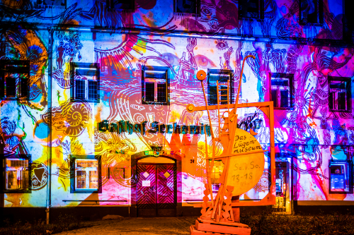 Destination - Lügenmuseum in ehe. Gasthof Serkowitz.
Lichtinstallation von Claudia Reh.
Foto: André Wirsig - Lügenmuseum