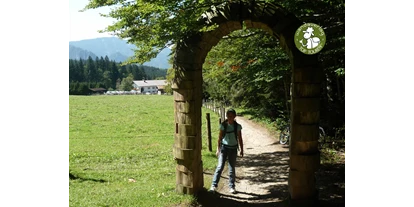 Ausflug mit Kindern - Umgebungsschwerpunkt: Wald - Kleinberg (Nußdorf am Haunsberg) - Das ist die 1. Station vom Lehrweg.  - Erlebnispfad Frillensee bei Adlgaß
