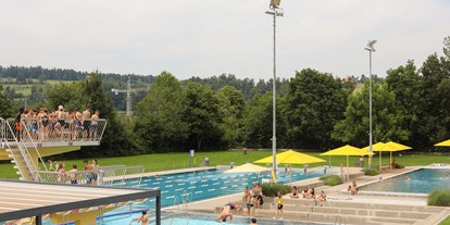 Ausflug mit Kindern - Bad: Schwimmbad - PLZ 6430 (Schweiz) - Hallen- und Freibad Lättich