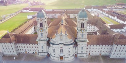 Ausflug mit Kindern - Ausflugsziel ist: ein sehenswerter Ort - Glarus-Stadt - Die beeindruckende Klosteranlage aus dem 18. Jahrhundert lässt eintauchen in die Welt der Mönche, die hier seit dem Jahr 934 beten und arbeiten. Zahlreiche Angebote - auch für Familien - machen den Besuch im Kloster und Wallfahrtsort Einsiedeln unvergesslich. - Kloster Einsiedeln