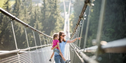 Trip with children - Witterung: Kälte - Zug-Stadt - Fussgängerhängebrücke Skywalk - Sattel-Hochstuckli