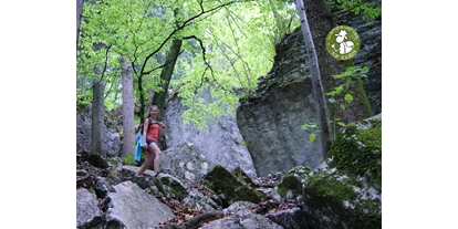 Ausflug mit Kindern - Schatten: überwiegend schattig - Kleinberg (Nußdorf am Haunsberg) - Große Felsbrocken und verschlungene Wege laden zum Erforschen ein.  - Trockene Klamm bei Elsbethen
