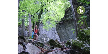 Ausflug mit Kindern - Schatten: überwiegend schattig - Elixhausen - Große Felsbrocken und verschlungene Wege laden zum Erforschen ein.  - Trockene Klamm bei Elsbethen