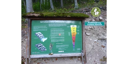 Trip with children - Ausflugsziel ist: eine Wanderung - Kleinberg (Nußdorf am Haunsberg) - Bei dieser 1. Tafel befindet sich der Ausgangspunkt.  - Trockene Klamm bei Elsbethen