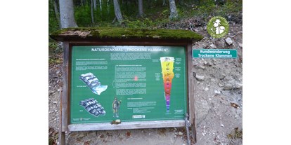 Ausflug mit Kindern - Witterung: Schönwetter - Schleedorf - Bei dieser 1. Tafel befindet sich der Ausgangspunkt.  - Trockene Klamm bei Elsbethen