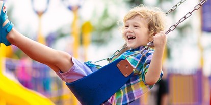 Ausflug mit Kindern - Ausflugsziel ist: eine Sportanlage - Öppling - Symbolbild für Ausflugsziel Spielplatz Schalchen. Keine korrekte oder ähnlich Darstellung! - Spielplatz Schalchen