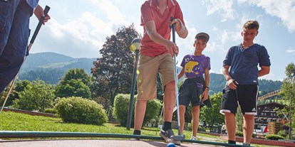 Ausflug mit Kindern - Ausflugsziel ist: eine Sportanlage - Hallenstein - Minigolf Hinterglemm