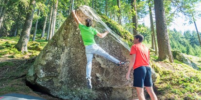 Ausflug mit Kindern - Themenschwerpunkt: Klettern - Girlan | Eppan - Tourismusverein Schenna / Christjan Ladurner - Bouldergebiet Gsteier