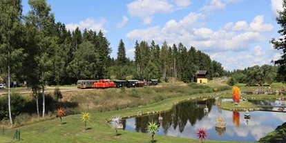 Ausflug mit Kindern - Ausflugsziel ist: eine Bahn - Österreich - Glaskunstgarten Alt Nagelberg - Wackelstein-Express
