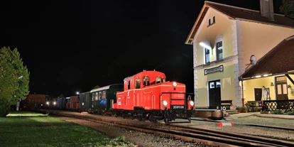 Ausflug mit Kindern - Alter der Kinder: über 10 Jahre - Raabs an der Thaya - Abendstimmung am Bahnhof - Wackelstein-Express