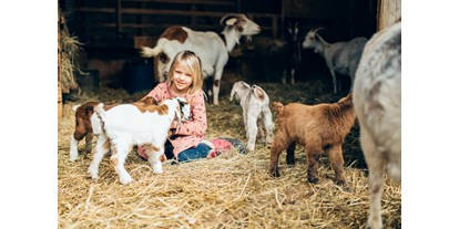 Ausflug mit Kindern - Ausflugsziel ist: ein Tierpark - PLZ 2231 (Österreich) - Ziegenstall - Kinderbauernhof Landgut Wien Cobenzl
