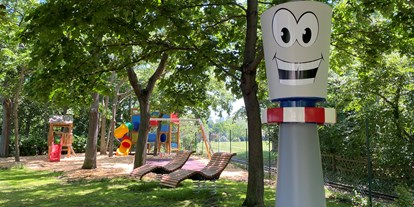 Ausflug mit Kindern - sehenswerter Ort: Turm - Wien-Stadt Hietzing - Kinderspielplatz im Donaubräu mit Maskottchen Doni - Donauturm Wien