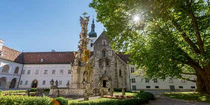 Ausflug mit Kindern - Dauer: unter einer Stunde - Wien Hietzing - Stiftshof Stift Heiligenkreuz - Stift Heiligenkreuz