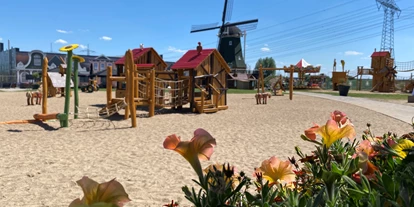 Ausflug mit Kindern - Freizeitpark: Erlebnispark - Deutschland - Spielplatz vor der Mühle - Holland-Park