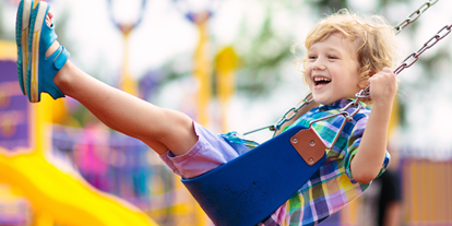 Ausflug mit Kindern - Witterung: Wind - Alland - Symbolbild für Spielplatz im Schloßpark. Keine korrekte oder ähnlich Darstellung! - Spielplatz im Schloßpark