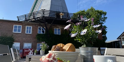 Ausflug mit Kindern - sehenswerter Ort: Wahrzeichen - Deutschland - Frühstück auf der Terrasse - Braaker Mühle