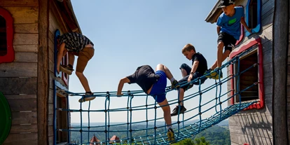 Trip with children - Sportanlage: Bogenparcour - Austria - Spielplatz im Gastgarten der Burgtaverne - Burg Riegersburg