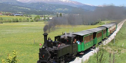 Ausflug mit Kindern - Schladming - Dampflokomotive SKGLB mit Personenzug auf der Fahrt nach Mauterndorf, - Taurachbahn
