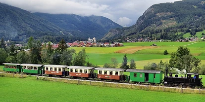 Voyage avec des enfants - Umgebungsschwerpunkt: Fluss - Rohrmoos - Personenzug der Taurachbahn im sommerlichen Lungau - Taurachbahn