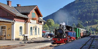 Ausflug mit Kindern - Neuseß - Bahnhof Mauterndorf mit abfahrbereitem Personenzug - Taurachbahn