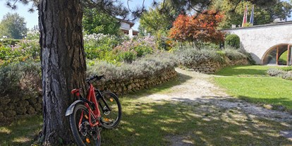 Ausflug mit Kindern - erreichbar mit: Fahrrad - Straß (Timelkam) - Kräutergarten bei der Seeburg mit Wiegeliege (c) Peter Sütö | TVB Seekirchen - Schloss Seeburg Seekirchen