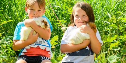Ausflug mit Kindern - Umgebungsschwerpunkt: Land - PLZ 5724 (Österreich) - Kinder mit Meerschweinchen - Hotel-Gasthof Kröll