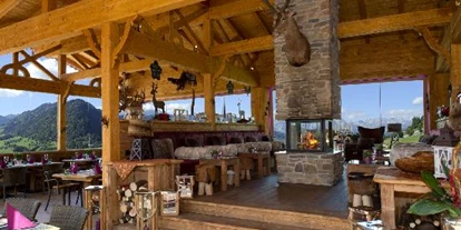 Trip with children - Gastronomie: kinderfreundliches Restaurant - Vorderkleinarl - Panorama Lounge mit Blick auf die Pongauer Bergwelt  - Oberforsthof Alm