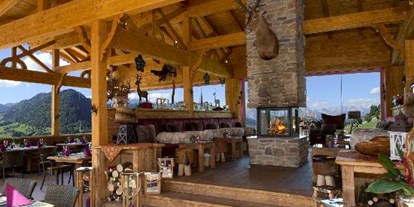 Ausflug mit Kindern - Gastronomie: Familien-Alm - Wörth (Rauris) - Panorama Lounge mit Blick auf die Pongauer Bergwelt  - Oberforsthof Alm