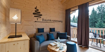 Ausflug mit Kindern - Preisniveau: moderat - Mühlberg (Waldkirchen am Wesen) - Baumhotel Walblick Wohnbereich mit Couch - Baumhotel Kopfing 
