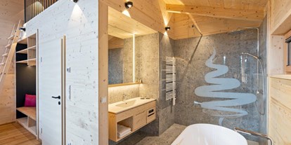 Ausflug mit Kindern - Holzwühr - Baumhotel Waldloft offener Duschbereich - Baumhotel Kopfing 