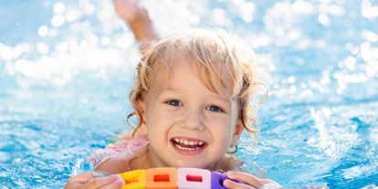 Ausflug mit Kindern - Themenschwerpunkt: Wasser - Symbolbild für unseren Bäder-Tipp: Kleine Schwimmhalle Wuhlheide! - Kleine Schwimmhalle Wuhlheide