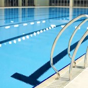 Ausflugsziel - Symbolbild für unseren Bäder-Tipp Hallenschwimmbad! - Hallenschwimmbad