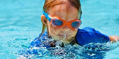 Ausflug mit Kindern - Themenschwerpunkt: Schwimmen - Symbolbild für unseren Bäder-Tipp Schwimm- und Sprunghalle im Europa-Sportpark! - Schwimm- und Sprunghalle im Europa-Sportpark