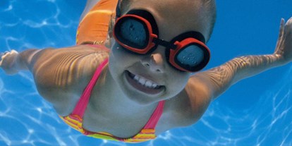 Ausflug mit Kindern - Alter der Kinder: 1 bis 2 Jahre - Symbolbild für unseren Bäder-Tipp Sommerbad Wuhlheide! - Sommerbad Wuhlheide