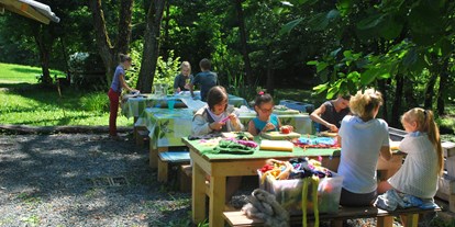 Ausflug mit Kindern - outdoor - Nestelberg (Großklein, Heimschuh) - Auch im Freien kann gearbeitet werden - KREATIVWerkstatt am MITANANDA H.O.F.
