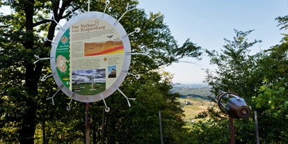 Trip with children - Tieschen - Informationstafel beim Geo-Trail in Kapfenstein - Geo Trail Kapfenstein - Der Weg durch den Vulkan