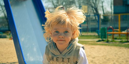 Ausflug mit Kindern - Alter der Kinder: 1 bis 2 Jahre - Bayerisch Gmain - Spielplatz im Park Hellbrunn