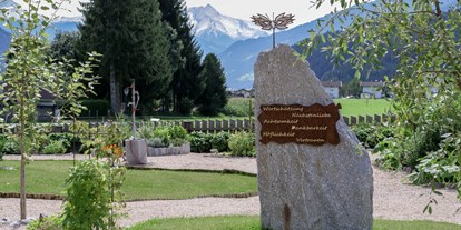 Ausflug mit Kindern - Witterung: Bewölkt - PLZ 6075 (Österreich) - Eingang Kräutergarten Mariengarten Schlitters - Kräutergarten-Mariengarten Schlitters