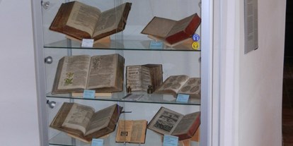 Ausflug mit Kindern - Niederlebing - Unsere Sammlung originaler historischer Kräuterbücher - Apothekenmuseum Mauthausen