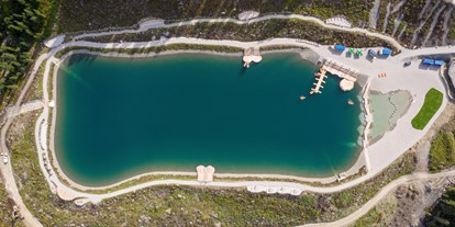 Ausflug mit Kindern - Ausflugsziel ist: ein Bad - Drohnenaufnahme See - Fichtensee auf der Rosenalm