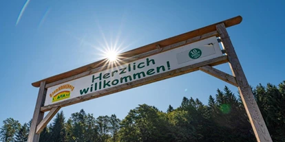 Ausflug mit Kindern - Weg: Erlebnisweg - Peilstein im Mühlviertel - Herzlich Willkommen - Schild am Baumkronenweg  - Baumkronenweg Kopfing