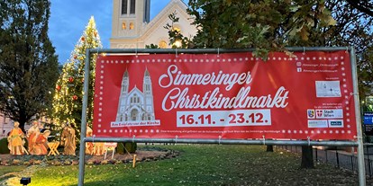 Ausflug mit Kindern - auch bei Schlechtwetter - Wien - Kirche, davor ist der Christkindlmarkt - Simmeringer Christkindlmarkt