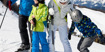 Trip with children - Hall in Tirol - Symbolbild für Skifahren - Skigebiet Spieljochbahn