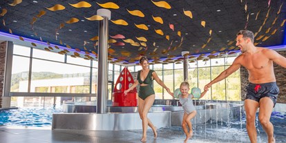 Ausflug mit Kindern - Bad: Schwimmbad - Babyurlaub im Familienhotel Schreinerhof