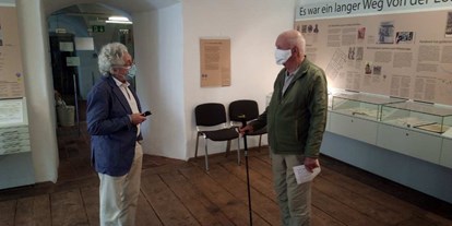 Ausflug mit Kindern - Mauthausen - Herr Strasser, ein Künstler aus Steyr, bespricht sein Projekt mit Hrn. Mag. Aichberger, dem Gründer des Museums. - Heimatmuseum Mauthausen