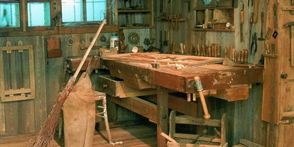 Ausflug mit Kindern - Themenschwerpunkt: Kultur - Großpiesenham - Eine orignial eingerichtete Tischlerwerkstatt aus den 1920er Jahren vermittelt die Arbeitsweise längst vergangener Tage.  - LIGNORAMA Holz- und Werkzeugmuseum
