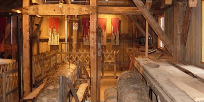 Ausflug mit Kindern - Reisedt (Sankt Aegidi) - Eine historische Venezianer Gattersäge bildet den Kernpunkt der Holzbearbeitungsgeschichte. Für angemeldete Besuchergruppen wird sie auch in Betrieb genommen und ein Stück duftendes Holz frisch aufgesägt.  - LIGNORAMA Holz- und Werkzeugmuseum