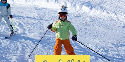 Ausflug mit Kindern - Gmundnerberg - Kind im Schnee auf Skiern - Symbolbild - Wachtberg Lifte