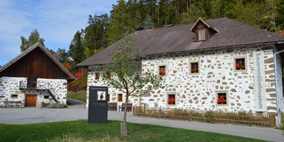 Ausflug mit Kindern - sehenswerter Ort: Kirche - Haslach an der Mühl - Hirschbacher Bauernmöbelmuseum Edlmühle und Seminarhaus Kräuterstadel - Bauernmöbelmuseum
