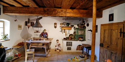 Ausflug mit Kindern - Ausflugsziel ist: ein Wandergebiet - Haslach an der Mühl - Diorama Zimmermannswerkstätte und Malstube. - Bauernmöbelmuseum